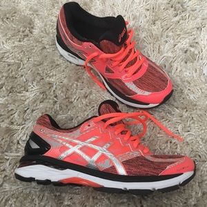 Asics Women G-t 2000, new without tag!